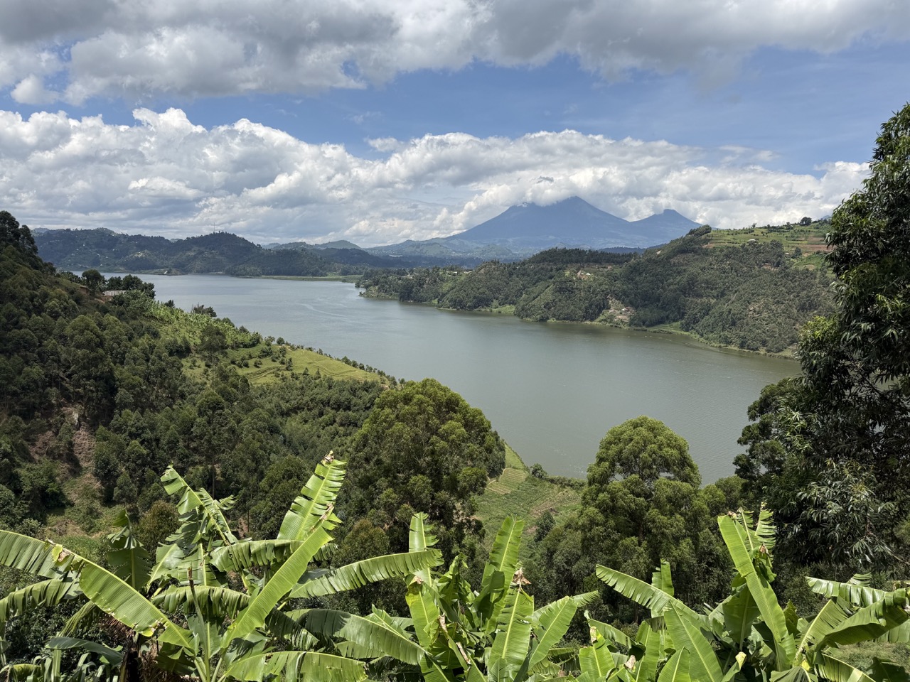 Lake mulehe uitzicht op vulkanen