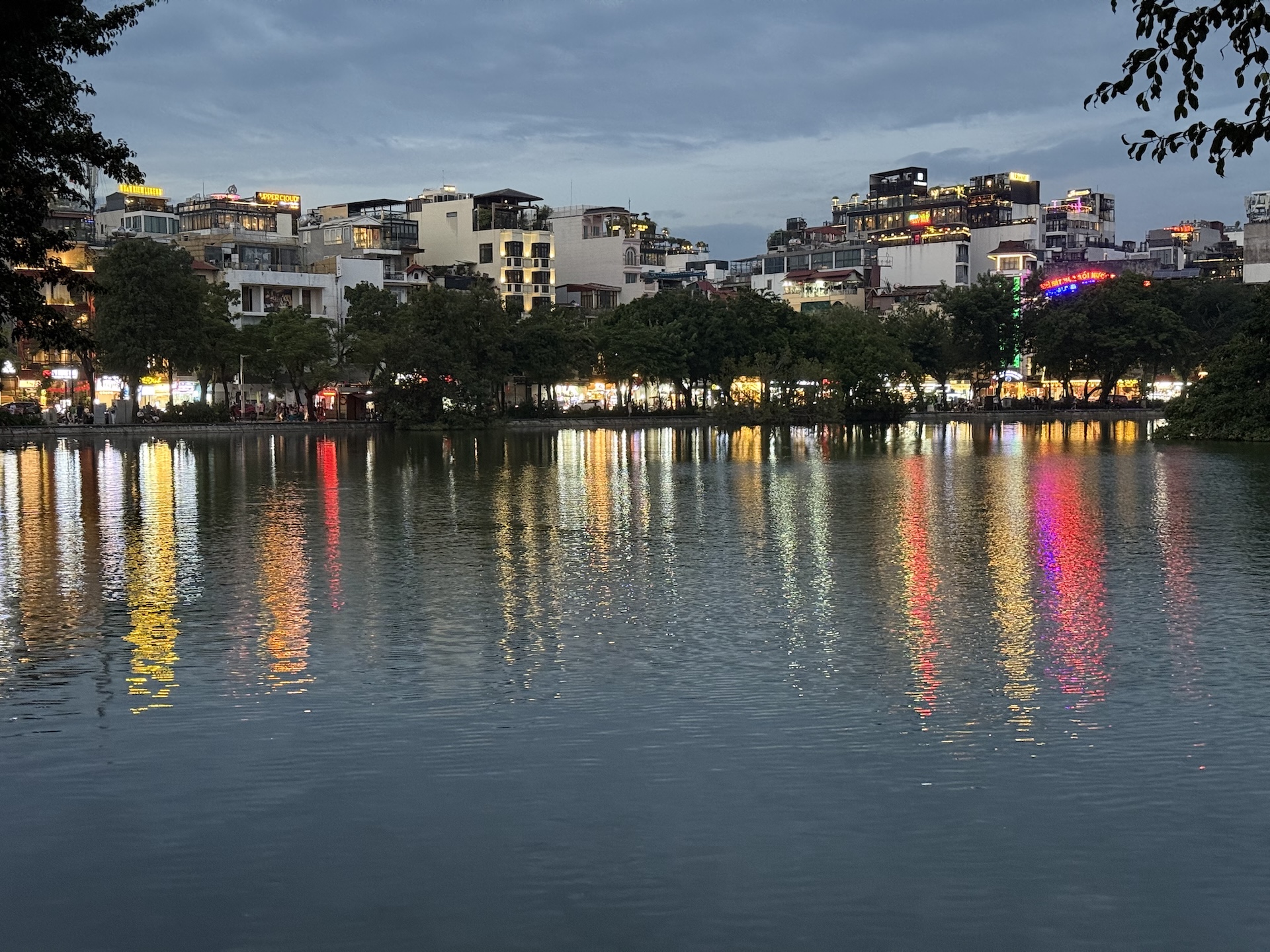 Avondlicht op Ho Kiem meer in Hanoi