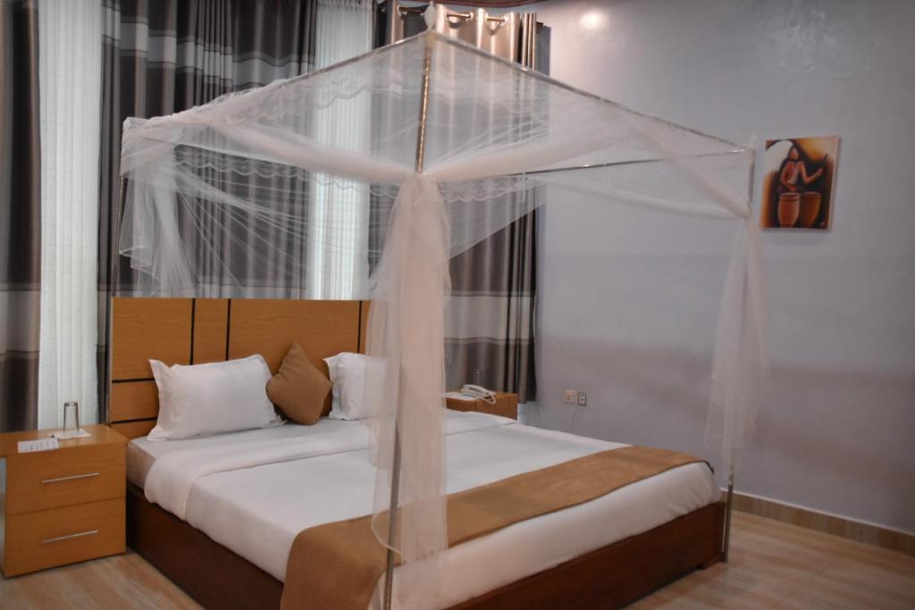 Chimpanzee Lodge 3