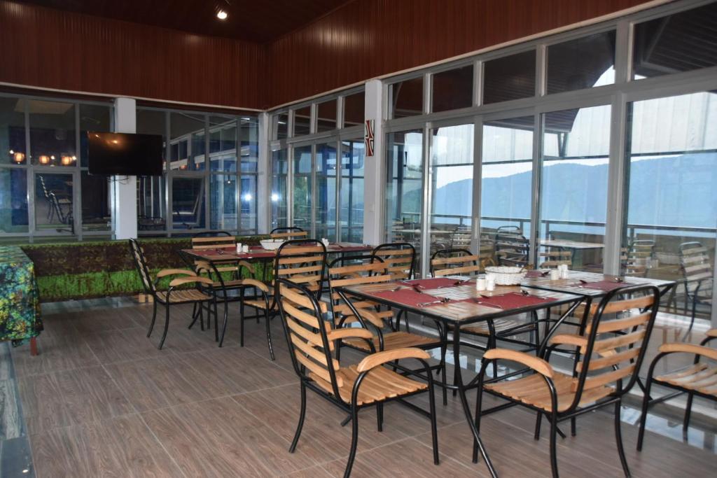 Chimpanzee Lodge 6