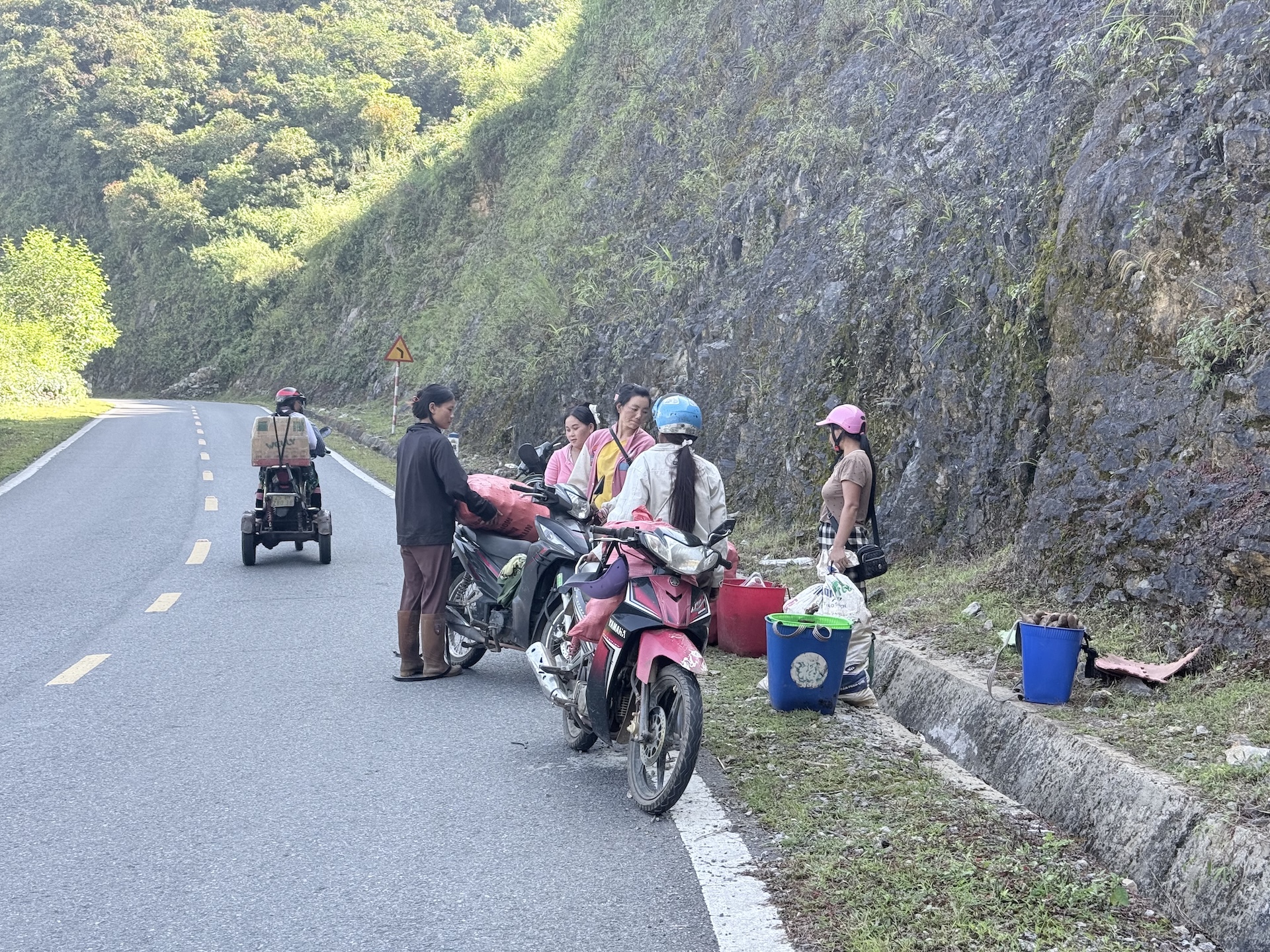 Drukte langs de weg in Vietnam