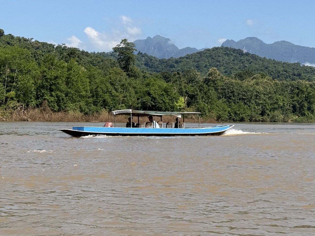 Longboot bij Nong Khiaw