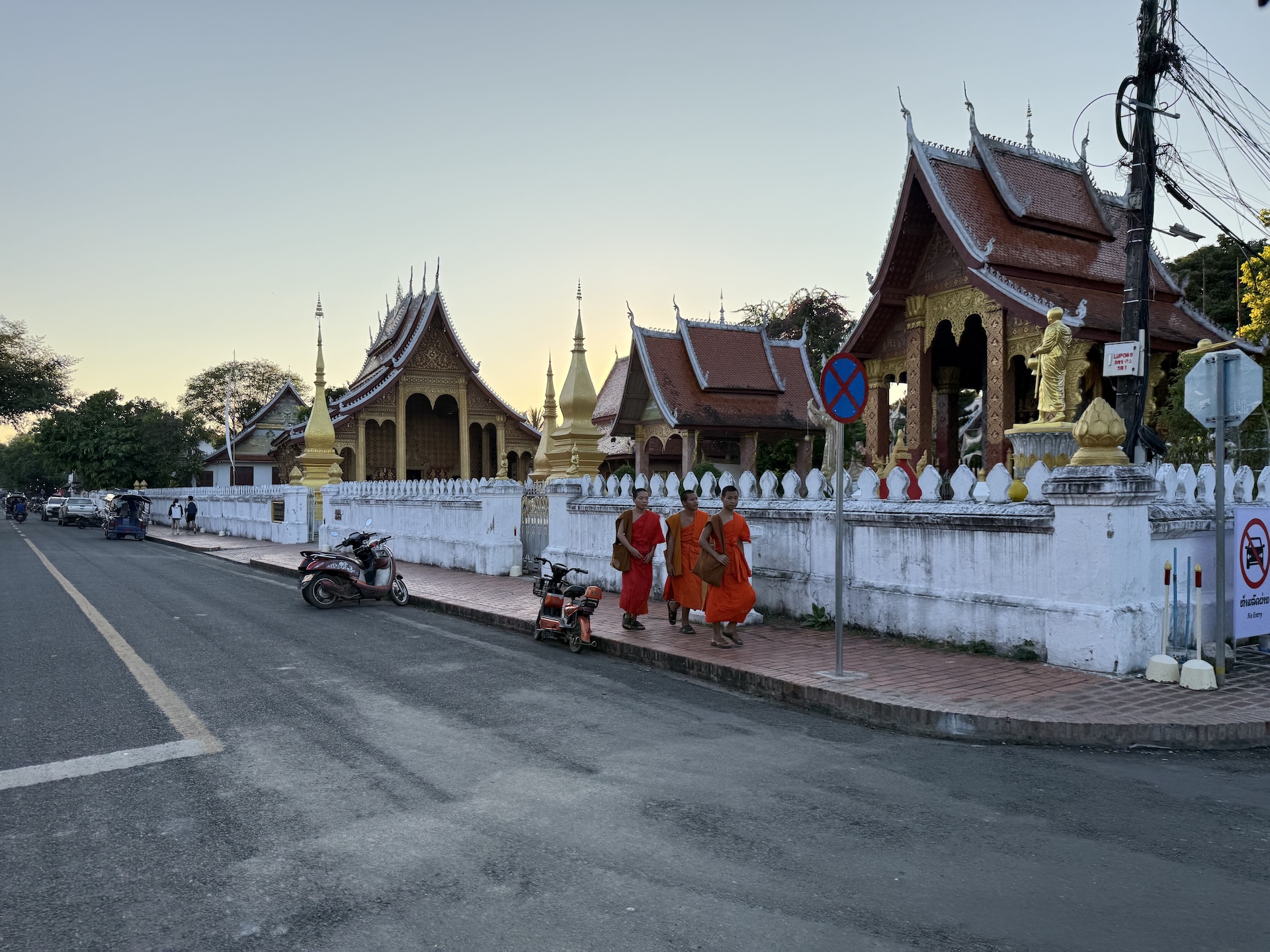 Monniken op straat in Luang Prabang