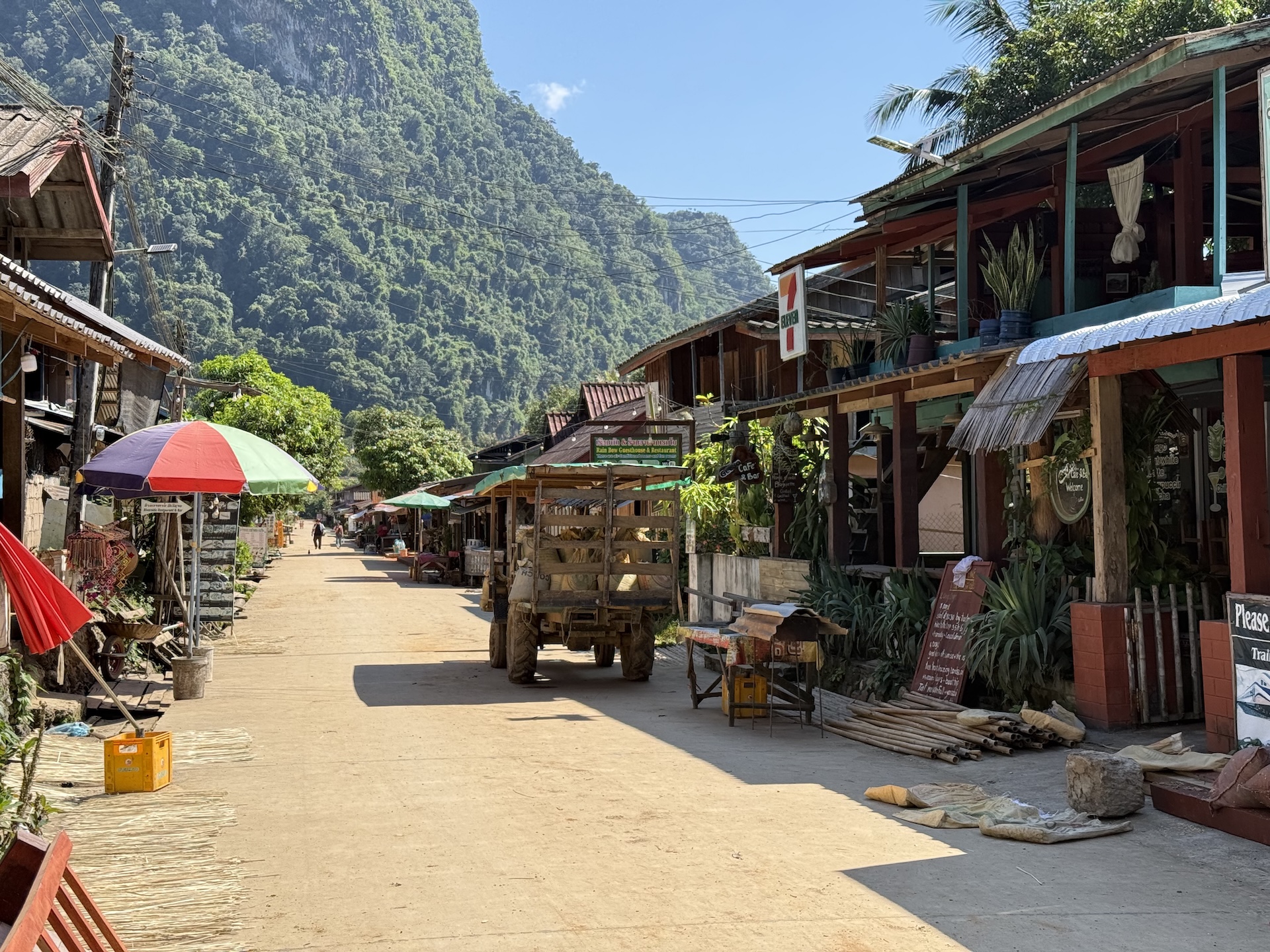 Straatje in klein dorpje langs rivier in Laos