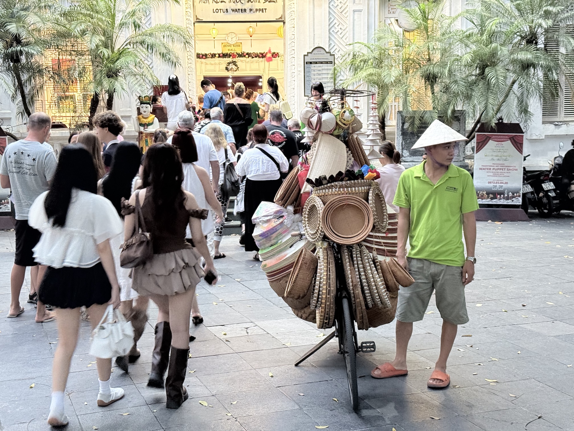 Straatverkoper in Hanoi
