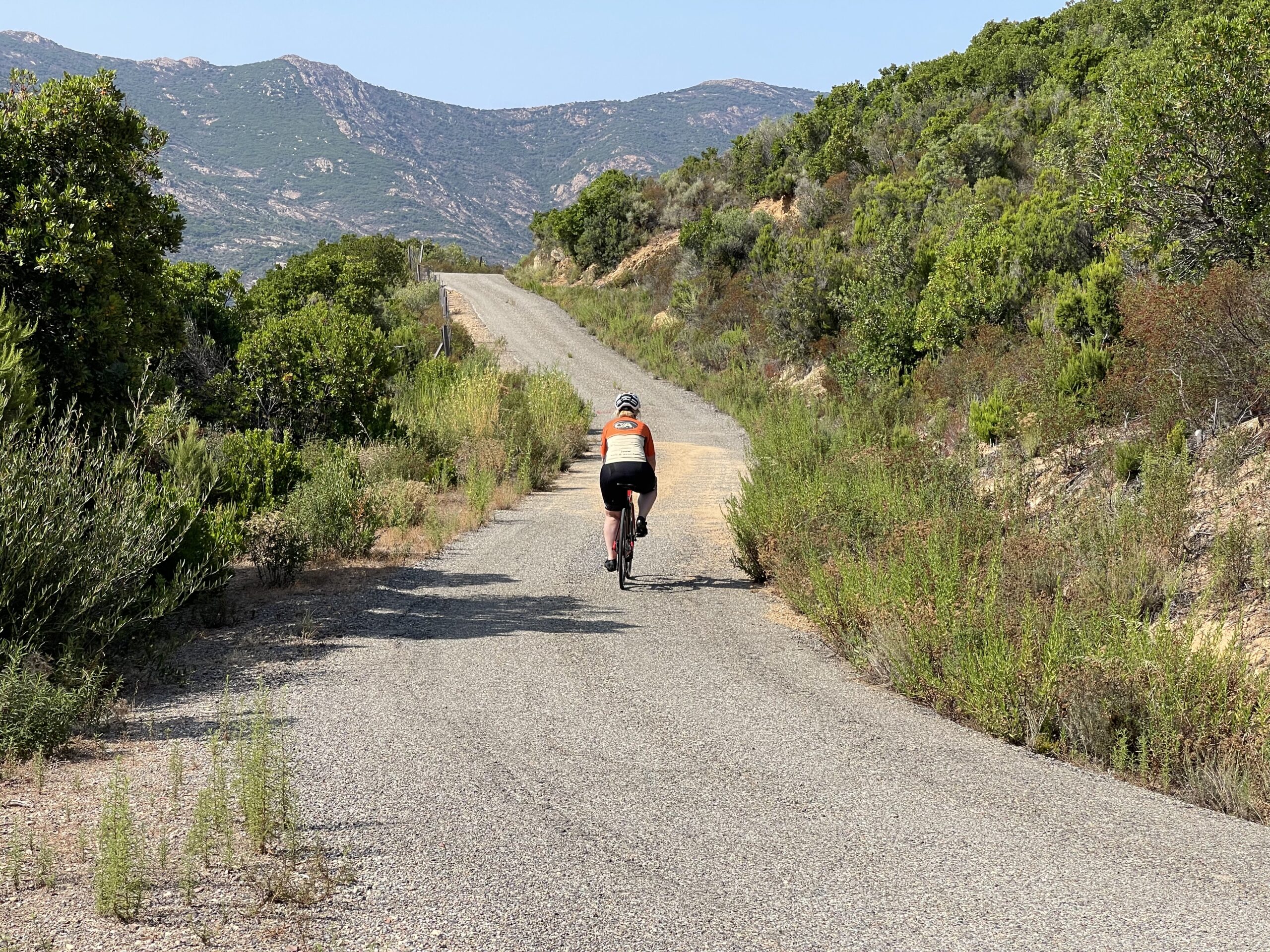 Fietsen op racefiets op Corsica scaled