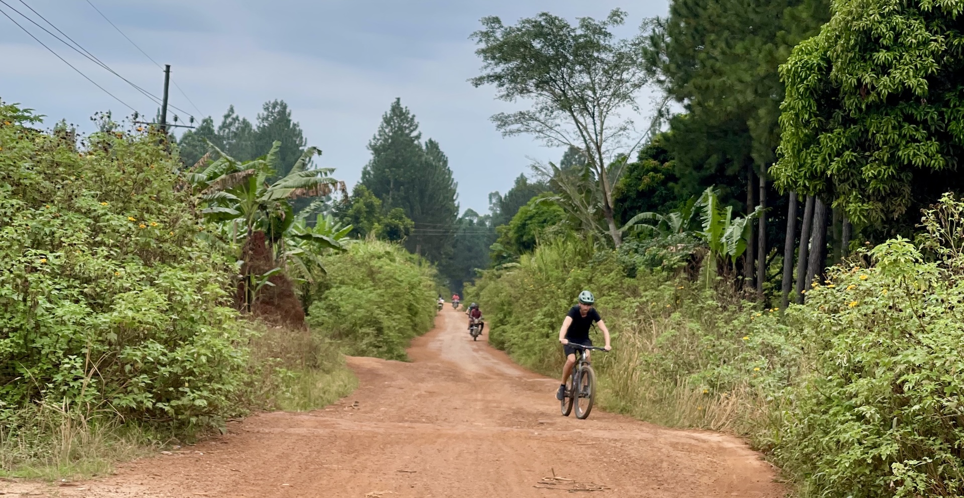 Fietsen over onverhardeweg omgeving Kampala
