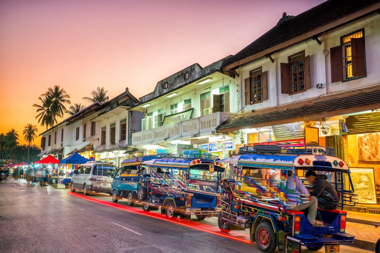 Straat in de oude stad Luang Prabang Laos 583207558 groot