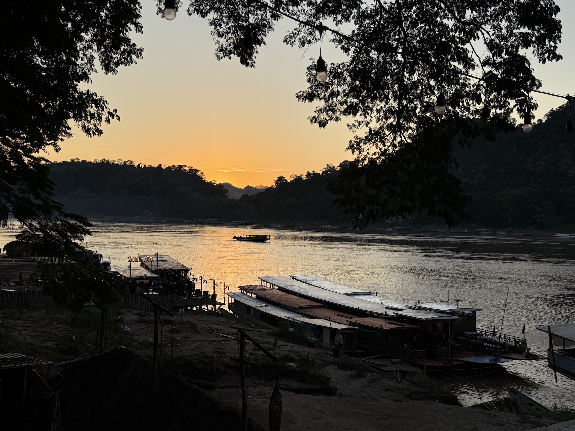 Zonsondergang langs de Mekong